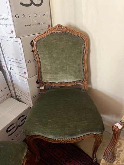 null 
Lot de mobilier comprenant deux chaises de style Louis XV garnies de tissu...