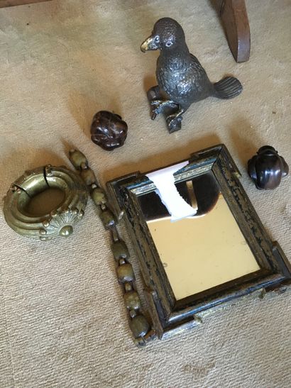 null Lot comprenant un petit miroir en bois anciennement laqué, une perruche en métal,...