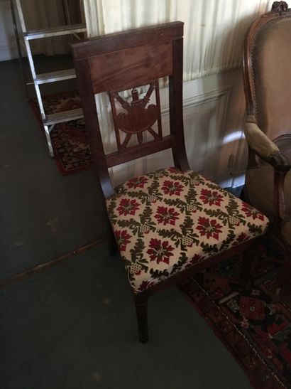 null Lot : chaise et fauteuil en placage, à dossier ajouré d'un blason_Début du XIXe...