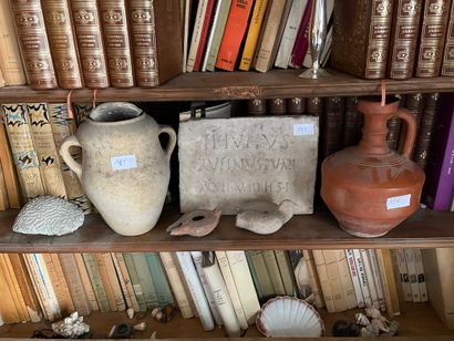null Lot of archeological objects or travel souvenirs: bottles, fossils, inscribed...