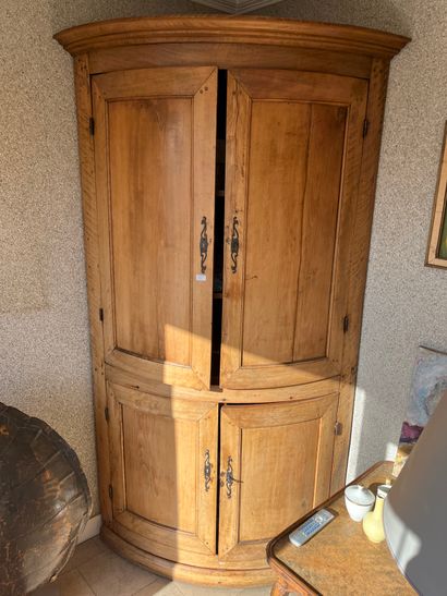 Corner cabinet with two bodies in fruit wood

Modern...