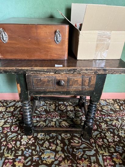 null Lot de meubles rustique ou de style Louis XIII : porte-revue, table à écrire,...