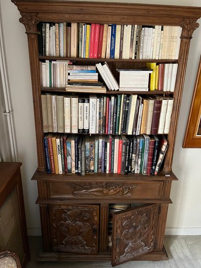 null Pair of bookcases in natural wood carved with trophies, columnar posts

H :...