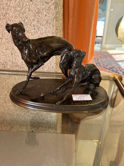 null After Pierre Jules Mène

Two greyhounds 

Bronze with patina 

H : 16 - Length...