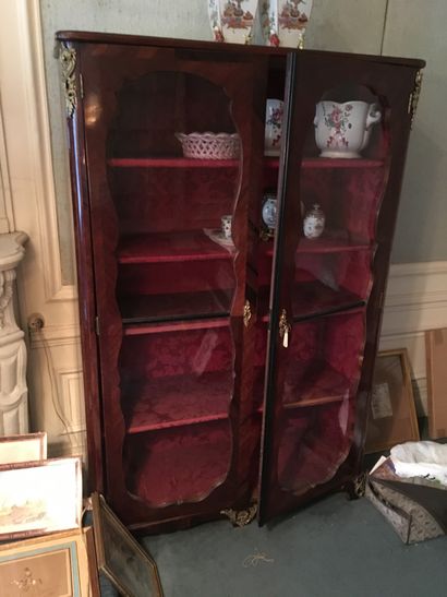 null Vitrine en placage de palissandre_Style Régence, parties anciennes (accidents)...