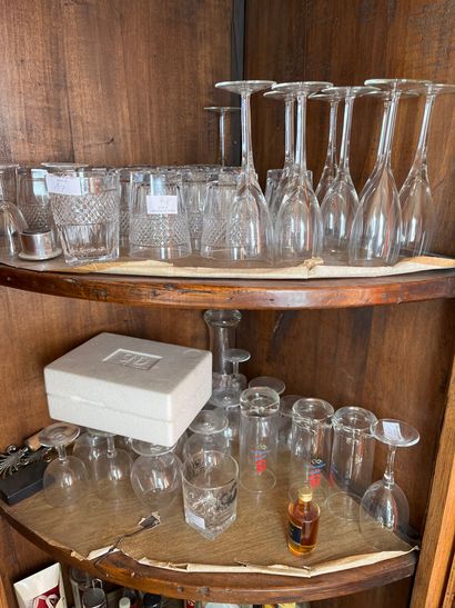 null 
3 Mannettes de verrerie dont partie de service de verres, vase en cristal taillé,...