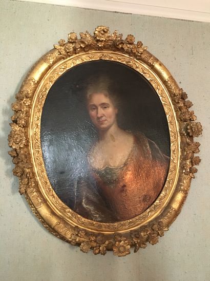 null Ecole du XVIIIe siècle_Portrait de femme en robe orangée_Huile sur toile ovale...