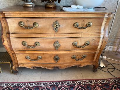 null Curved chest of drawers in fruitwood opening by three drawers on three rows

Province,...
