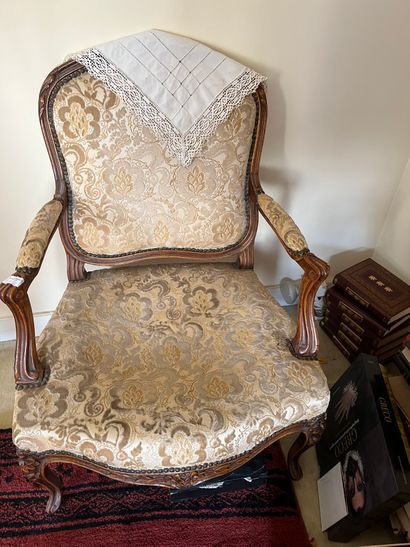 null Lot composite composé d'un canapé et de quatre fauteuils de style Louis XV en...