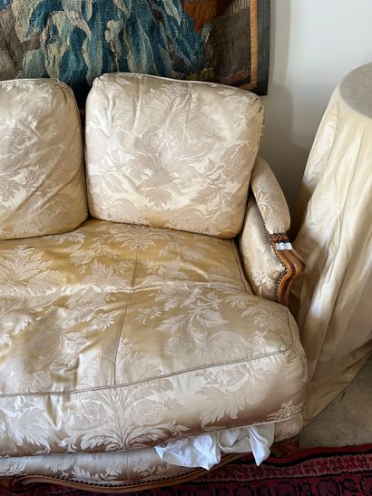 null Lot composite composé d'un canapé et de quatre fauteuils de style Louis XV en...