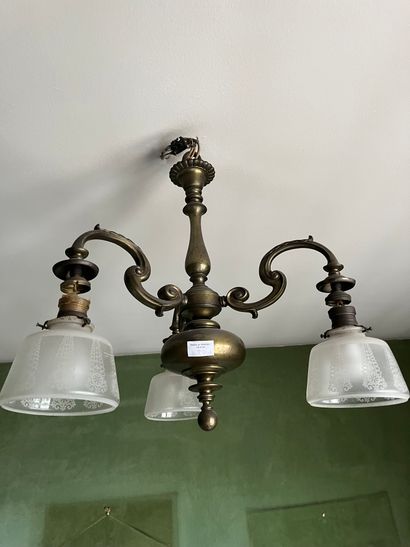 null Lot composé d'une lanterne (H : 60 cm) et une suspension à trois lumières (H...
