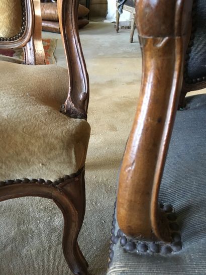 null Two cabriolets armchairs in natural wood with mouldings, very worn upholstery_Epoque...