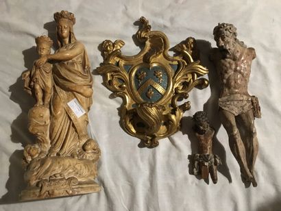 null Lot de Deux crucifix en bois fragmentaires (ref 135) ET Lot : Vierge à l'enfant...