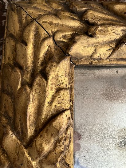 null Miroir quadrangulaire en bois et stuc doré à décor de feuillages de style Louis...