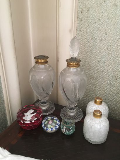 null Lot of glassware: two 19th century cut crystal bottles, bronze mount (one stopper...