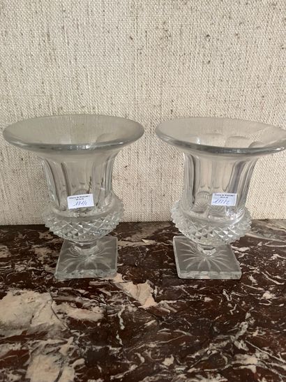 null Paire de deux vases Medicis en cristal taillé 

Eclats et usures 

H : 25 cm...