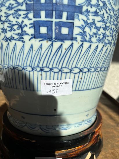 null CHINE

Potiche à décor blanc et bleu de caractères et de fleurs, montée en lampe

XIXe...