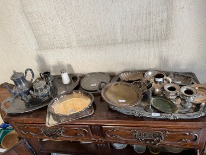 null Mannette de métal argenté comprenant service thé et café, vase, verseuse, platerie,...