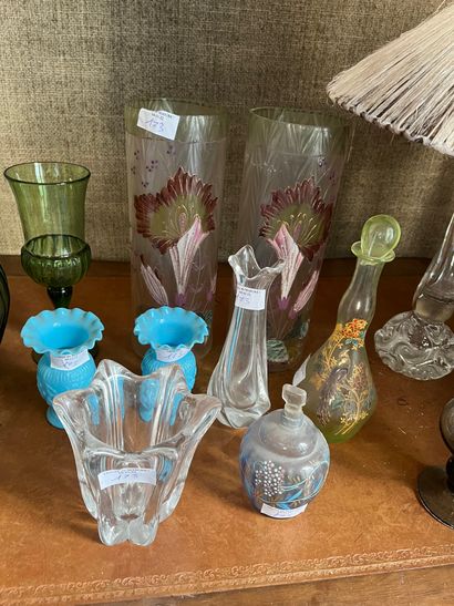 null Lot de verrerie comprenant deux vases émaillé à décor de fleurs, deux vases...