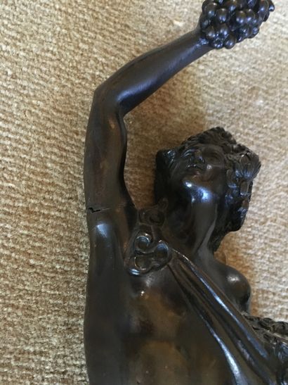 null Bacchus à la panthère en bronze à patine noire sur une base en marbre, bras...