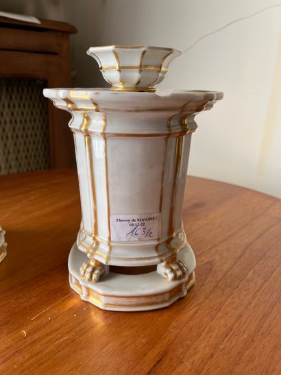 null Paire de brûle-parfums en porcelaine blanche et or, pieds griffe 

H : 20 cm...