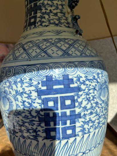 null CHINE

Potiche à décor blanc et bleu de caractères et de fleurs, montée en lampe

XIXe...