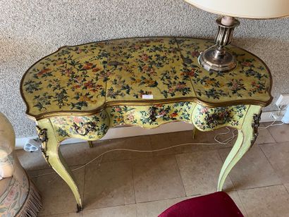 Lacquered dressing table with floral decoration...