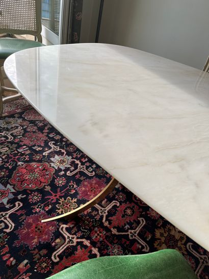 null Table moderne, plateau de marbre et pietement double tripode en métal 

H :...