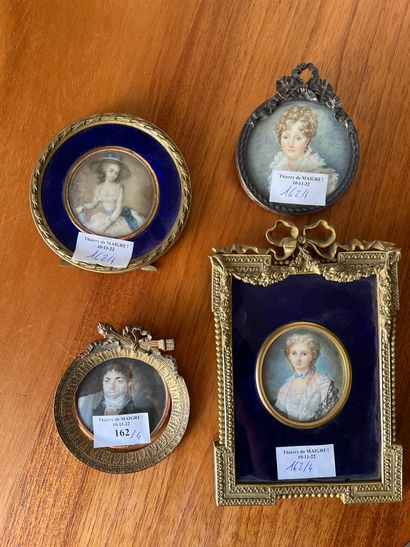null Quatre miniatures des XVIIIe et XIXe siècle, trois portraits de femmes et un...