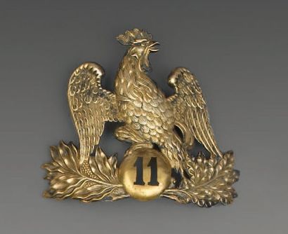  Deux plaques de shako, une d'officier du 11e régiment d'infanterie en laiton doré...