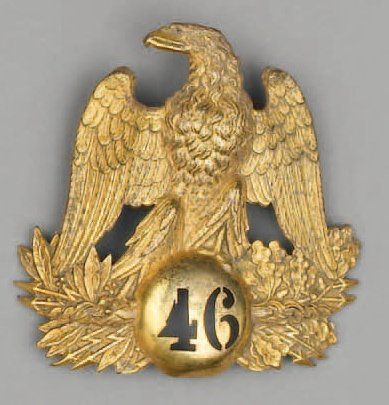  Deux plaques de shako à l'aigle, l'une d'officier du 46e régiment d'infanterie de...