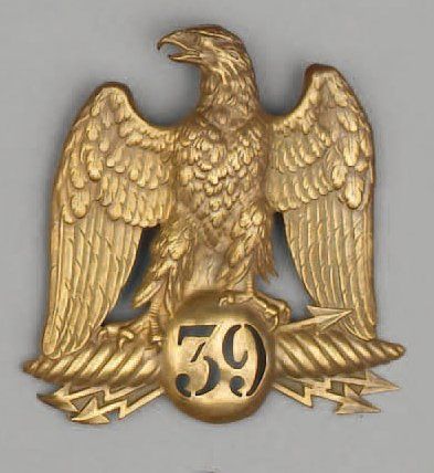  Deux plaques de shako à l'aigle en laiton, l'une du 39e, l'autre du 69e régiment...