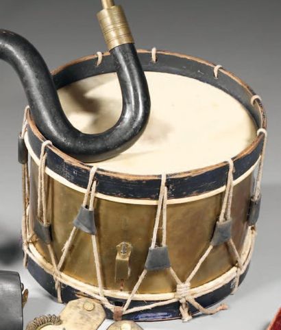  Trois tambours à caisses en laiton et cerclages en bois peint en bleu : un de la...