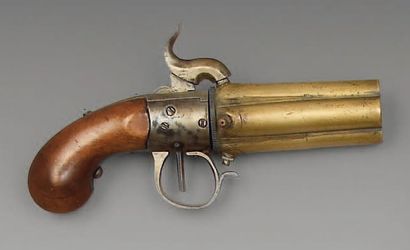  Curieux pistolet à percussion à quatre canons en bronze, monoblocs, tournant manuellement...