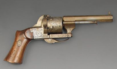  Revolver système Lefaucheux à double action, calibre 8 mm, canon signé : "Invon...