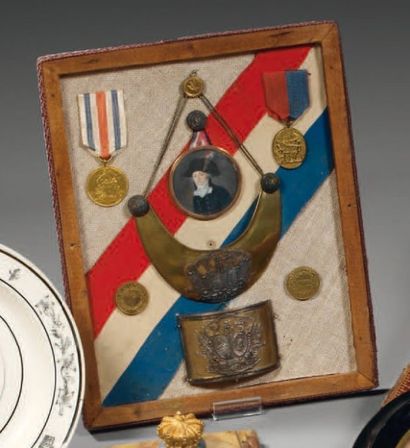  Souvenirs de la garde nationale comprenant : une médaille de la Confédération des...