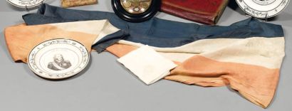  Grande ceinture écharpe en soie tricolore nacarat, blanc et bleu ; largeur 55 cm,...