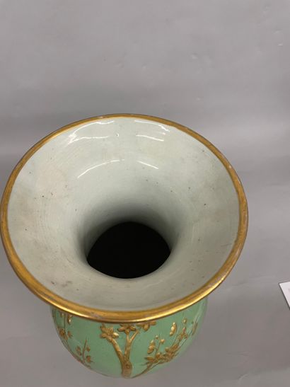 null PARISVase Médicis en porcelaine octogonal le piédouche reposant sur un pied...