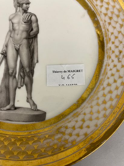 null DAGOTY à PARIS
Assiette en porcelaine décorée au centre en grisaille d'un Apollon...