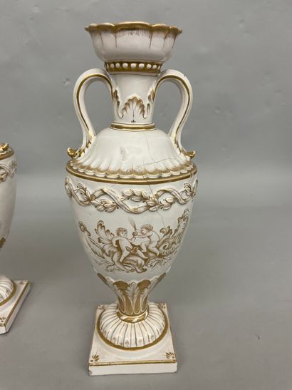null SAINT-CLEMENTPaire de vases en faïence à deux anses ajourées à fond blanc, décorés...