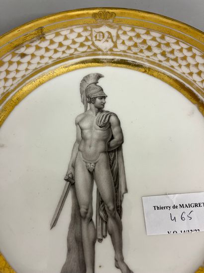 null DAGOTY à PARIS
Assiette en porcelaine décorée au centre en grisaille d'un Apollon...