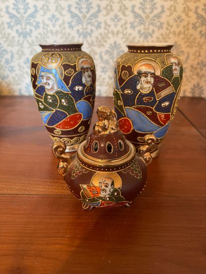 null Satsuma
Deux vases et un brûle parfum miniature 
H (vase) : 14 cm
Usures, lot...