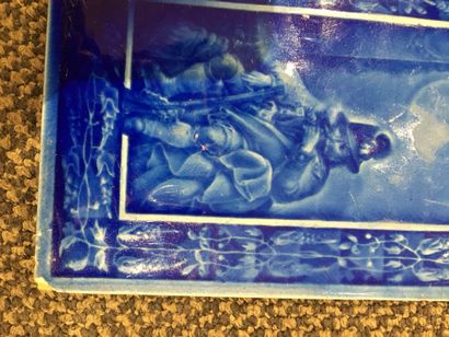 null RUBELLES Rare plaquette rectangulaire en faïence à fond bleu décorée d’une scène...