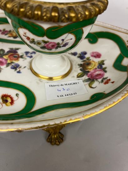 null Dans le goût de Sèvres
Encrier en porcelaine à décor de fleurs et de rubans...