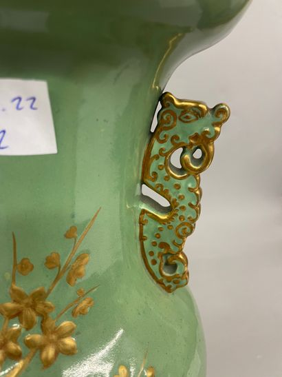 null PARISVase Médicis en porcelaine octogonal le piédouche reposant sur un pied...