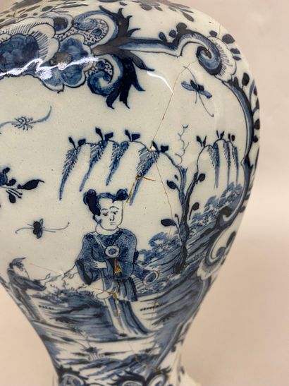 null DELFT
Vase octogonal en faïence décoré en camaïeu bleu d’une scène représentant...