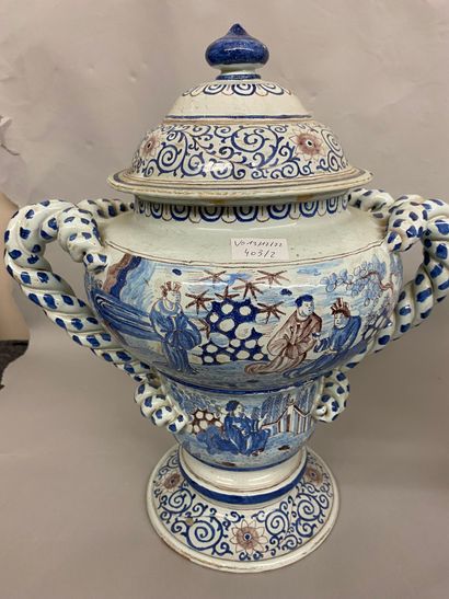 null GENRE de NEVERS
Paire de pots couverts décor de chinois
XXème siècle 
H : 44...