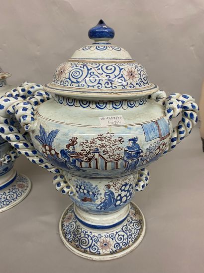 null GENRE de NEVERS
Paire de pots couverts décor de chinois
XXème siècle 
H : 44...