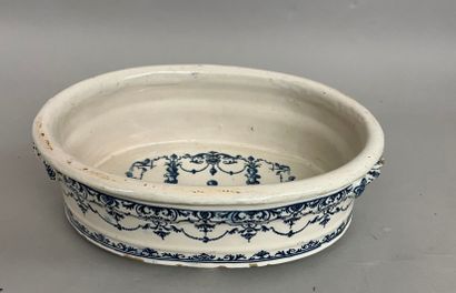 null BORDEAUX
Oval planter in earthenware with blue decoration of motives said "à...