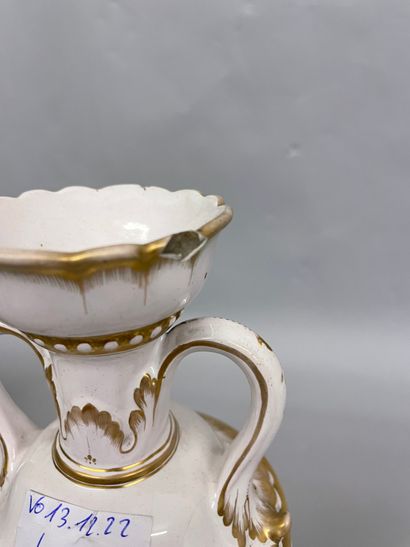 null SAINT-CLEMENTPaire de vases en faïence à deux anses ajourées à fond blanc, décorés...